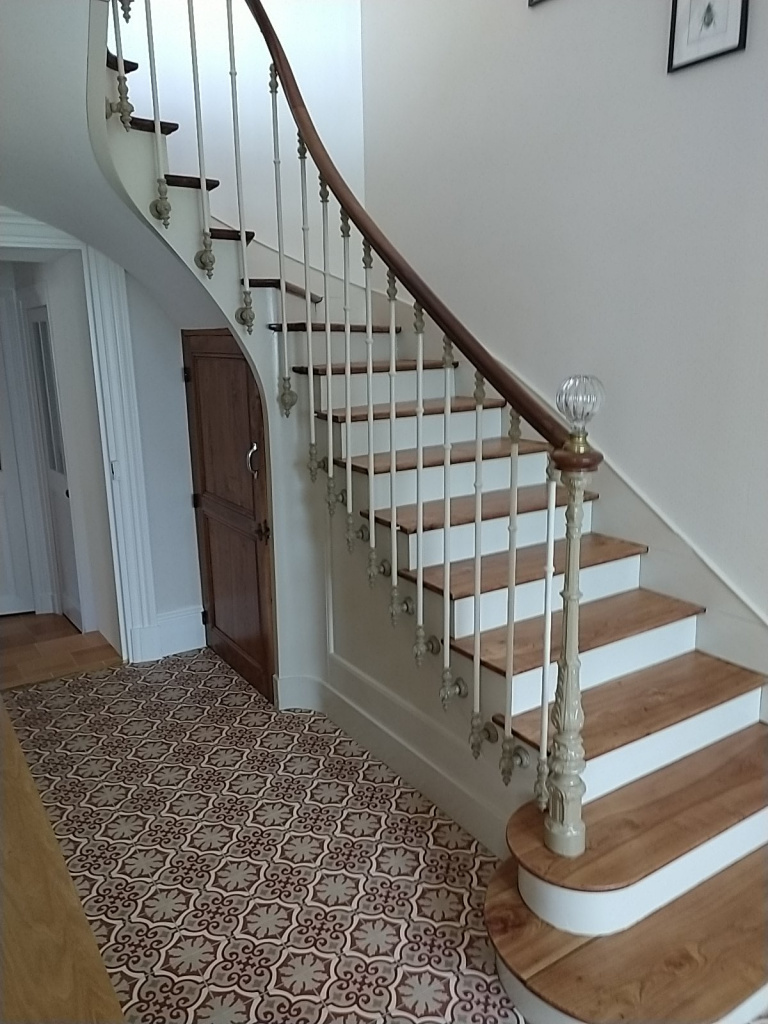 ESCALIER peint et vitrifié