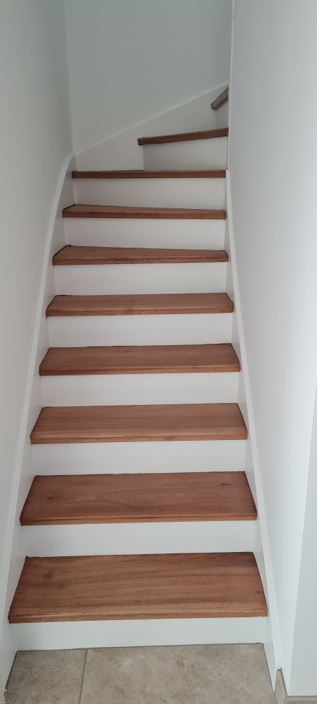 ESCALIER vitrifié et peint